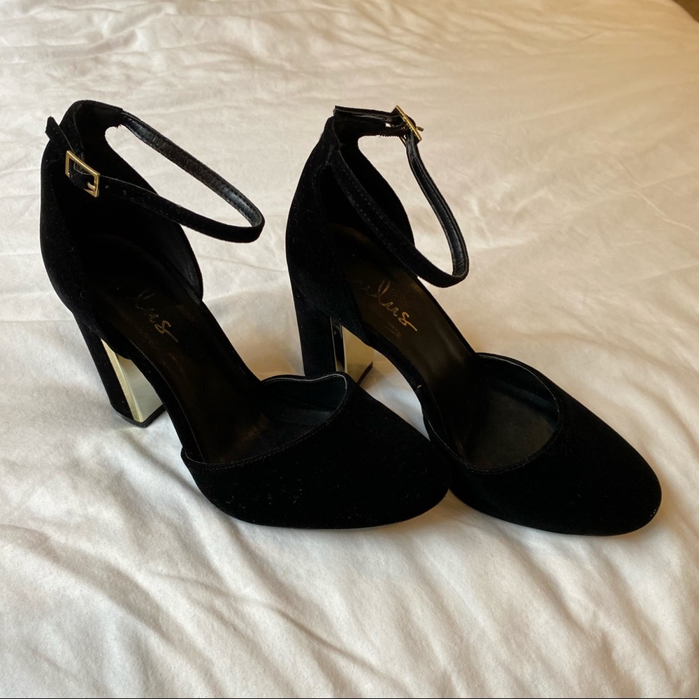Black and Gold Lulu’s Heels